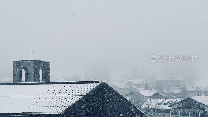 雪落在教堂屋顶和十字架上，Bad Hindelang, Oberjoch，天主教堂